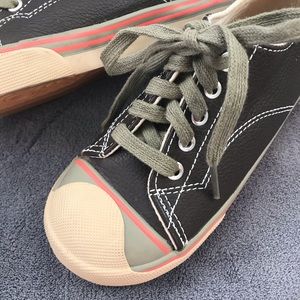 Like New Morgan & Milo boys sneakers sz 10.5